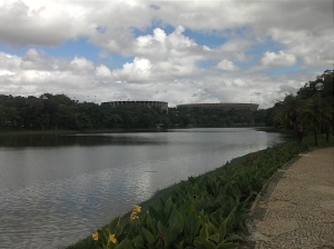 Lagoa da Pampulha, ao fundo o Mineirão e o Mineirinho